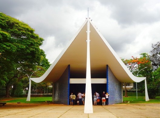 Igreja Nossa Senhora de Fátima, projeto de Oscar Niemeyer e painel de azulejos de Athos Bulcão, Brasília DF Brasil
