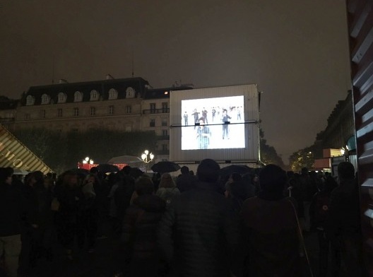 “Un monument dédié au siècle des révolutions” (Chto Delat), instalação na praça do Hôtel de Ville de Paris, percurso Centro