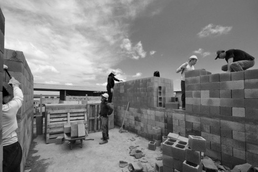 Sede de uma Fábrica de Blocos, Avaré SP Brasil, 2015. Arquitetos André Nunes, Anna Juni, Enk te Winkel e Gustavo Delonero (autores) / Vão Arquitetura