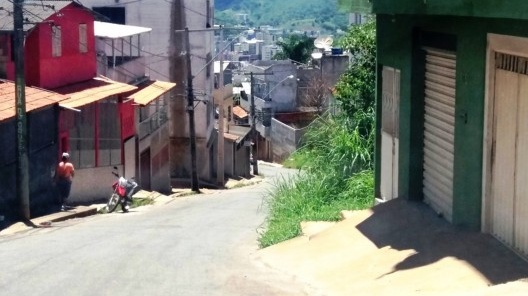 Expansão desordenada da cidade, refletida na construção de casas em vias estreitas e com morros em Viçosa MG