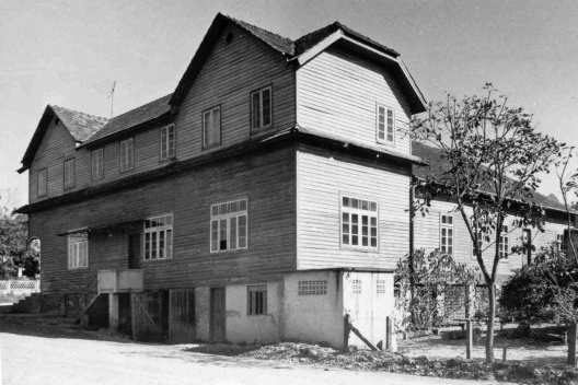 Bar e Salão Deca em Marcílio Dias – Canoinhas SC. Construído com estrutura de madeira e paredes duplas de fechamento com tábuas horizontais