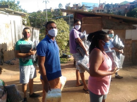 Adentrando a comunidade e aos bairros vizinhos para distribuição de alimento e cobertores