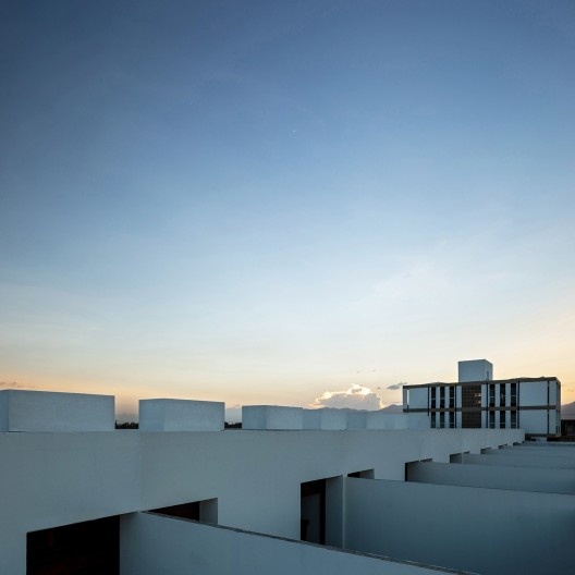 Casas + Edifício Misto MBV2, Sobral CE Brasil, 2020. Arquitetos Bruno Braga, Bruno Perdigão, Igor Ribeiro e Luiz Cattony / Rede Arquitetos