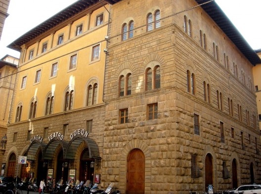 Cine-Teatro Savoia, atual Odeon. Projeto de Marcello Piacentini em Florença, 1922. Obra acompanhada por Warchavchik durante alguns meses