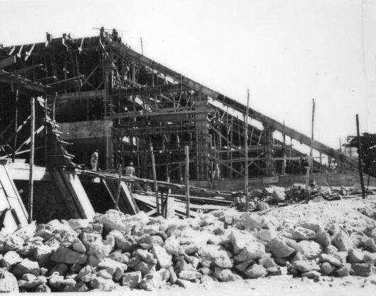 Fotografia de parte do Semicírculo Oeste: sistema de viga-pilar-laje disposto em posição inclinada