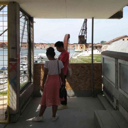 Robin Hood Gardens, fragmento do conjunto demolido, instalado nos fundos do Pavilhão Victoria & Albert Museum