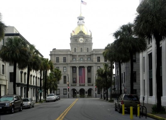 City Hall, edifício de 1906 situado na Johnson Square, projeto do arquiteto Hyman Witcover