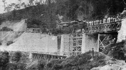 Viaduto nº 9 em construção com via auxiliar Decauville passando rente à base dos pilares, s/d
