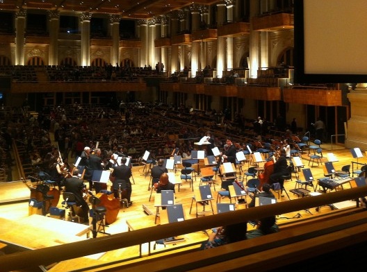 Sala São Paulo, todos os balcões recebem um acabado especial em painéis de madeira que, além da beleza, conferem uma maior qualidade acústica ao local
