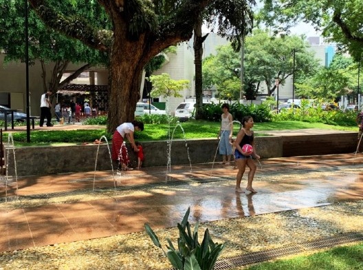 Crianças brincando na praça Sol Peres, em São Paulo