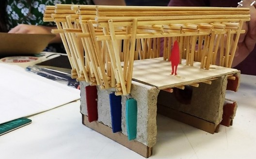 Análise projetual, maquete, Handmade School, A. Heringer, India, 2007. Alunos C. Rocha e grupo, primeiro semestre de 2016