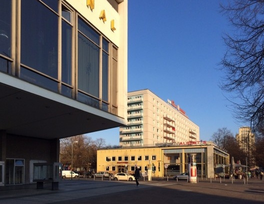 Edifícios comerciais junto aos residenciais na Karl-Marx-Allee, destaque para o cinema a esquerda em primeiro plano