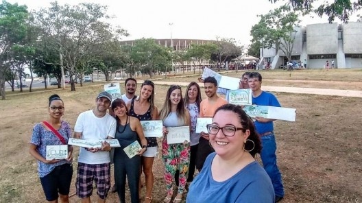 Parte do grupo USK-Brasília exibindo sua produção ao fim de uma manhã de trabalho