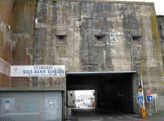 Detalhe da vista lateral do bunker 2, com as vigias para o uso de metralhadoras. Um corte nas paredes permite a passagem pelo bunker, e dá acesso à visita do submarino Espadon
