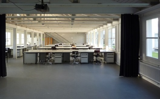 Pavilhão HIP C 11, da Eidgenössische Technische Hochschule – ETH, utilizado pelo ateliê do professor Josep Lluís Mateo e equipe. Pavimento térreo reservado aos estudantes. Zurique, 2013