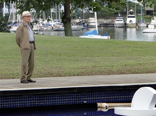 O arquiteto Marcos Konder, numa atitude solitária e contemplativa, diante de seu monumento no dia 8 de maio de 2012, após participar como convidado do Dia da Vitória