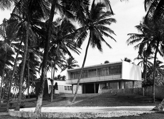 Residência Waldemar Gantois (demolida), com o painel de ladrilhos hidráulicos de Carybé à direita, Piatã, arquitetos Lev Smarcevski e Antônio Rebouças