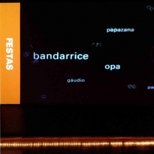 Jogo entre imagem e texto na Grande Galeria, Museu da Língua Portuguesa, São Paulo