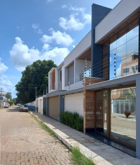 Residências recentes, construídas na parte alta do bairro, sem danos causados pela enchente, janeiro de 2022