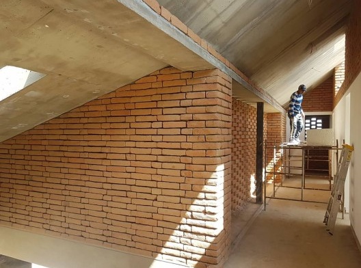 Casa Cangahua, construção, Pacho Salas, Tumbaco, Ecuador, 2020. Arquitetos Felipe Muller, Gonzalo Diez, Paola Picciallo, Alvaro Borrero e Hugo Navarrete (autores) / Diez+ Muller Arquitectos