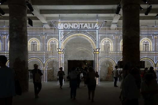 Exposição Monditalia, entrada da Corderie, Bienal de Arquitetura de Veneza