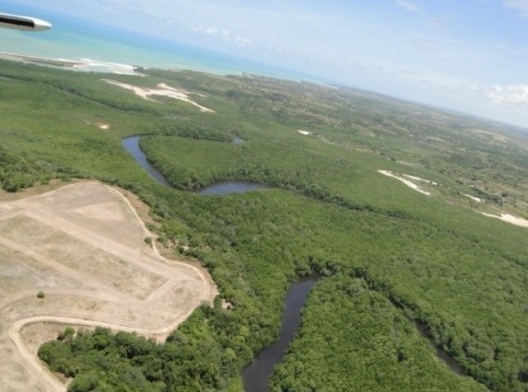 Bordas urbanas. Loteamentos às margens do rio Gramame desprovidos de equipamentos urbanos em João Pessoa