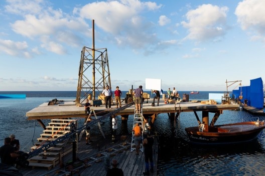Cena do filme A incrível história da Ilha das Rosas, direção de Sydney Sibilia, 2020