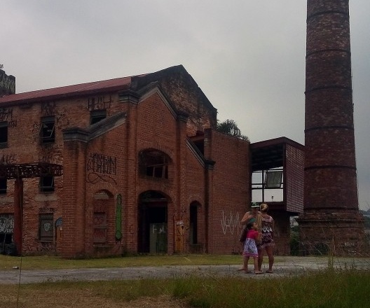 Maquete da Fábrica de Sal, Ribeirão Pires, 2001, foto atual do edifício degradado