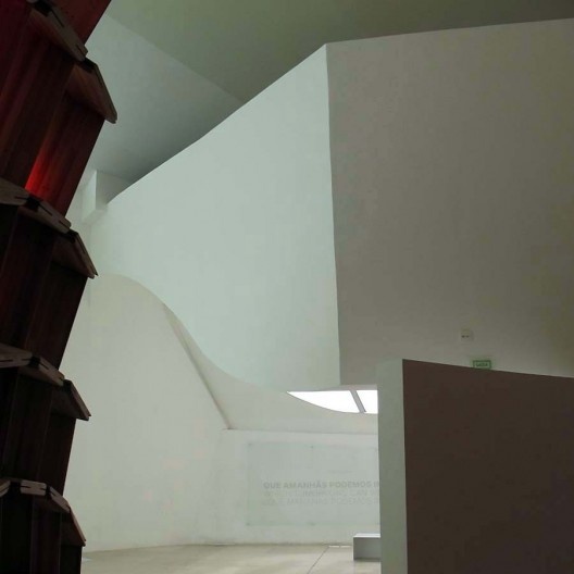 Museu do Amanhã, formas curvas com arestas sem qualidade, Rio de Janeiro. Arquiteto Santiago Calatrava