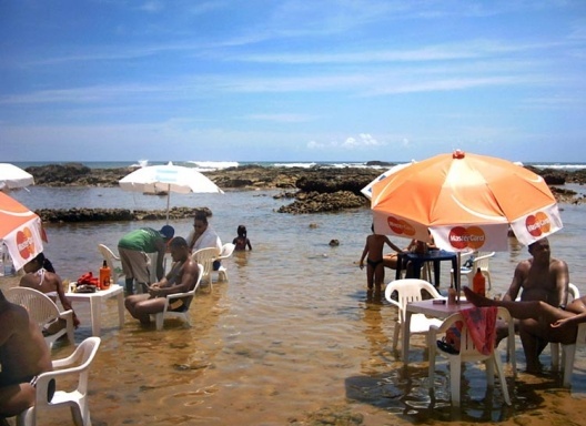 Clientes na água, praia do Farol de Itapuã