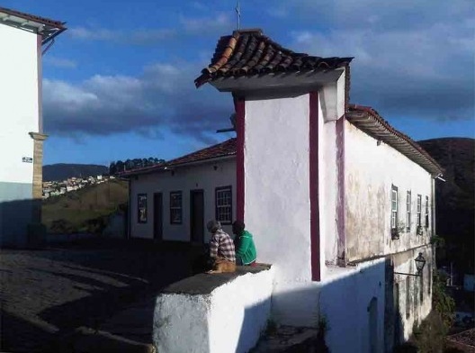 Pessoas sentadas em muro, Ouro Preto
