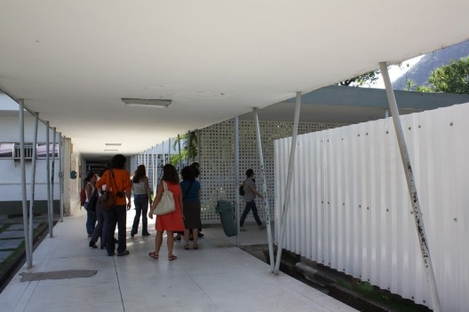 Sanatório de Curicica, tapume invadindo a área dos pavilhões, Rio de Janeiro. Arquiteto Sergio Bernardes