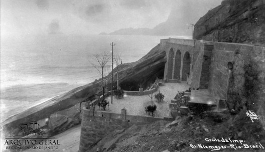 Gruta da Imprensa com o viaduto Rei Alberto, antes da ciclovia Leblon-São Conrado