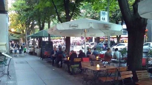 Pontos comerciais e vista geral da Alter Potsdamer Straße, no interior do quarteirão Potsdamer Platz