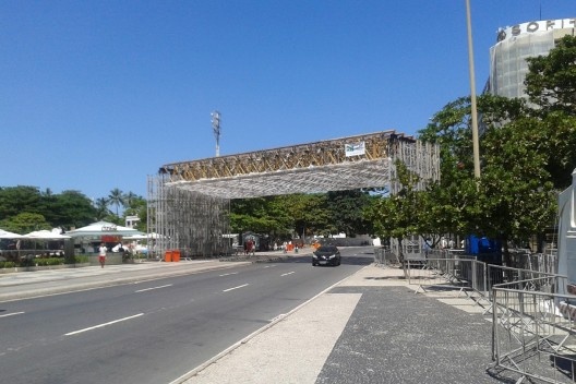 Estrutura temporária em montagem para evento em Copacabana