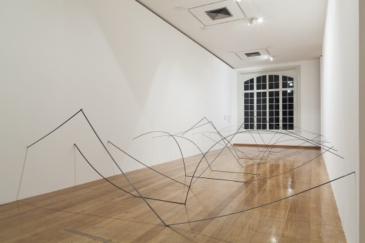 Espaço dobrado, 2019, ferro, 90cm x 500cm, 1040cm. Exposição “Marcia Pastore: contracorpo”, Pinacoteca do Estado, 2019-2020