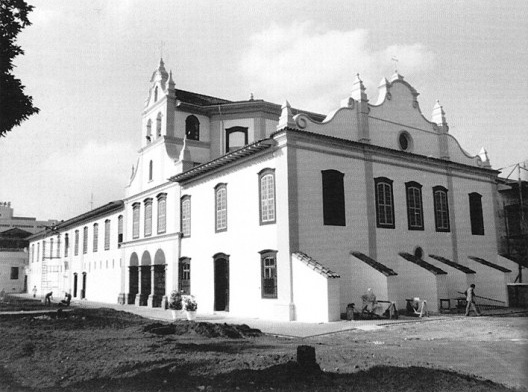 Frontispício do Mosteiro da Luz com seus dois frontões
