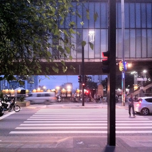 Homem atravessando faixa de pedestres, São Paulo