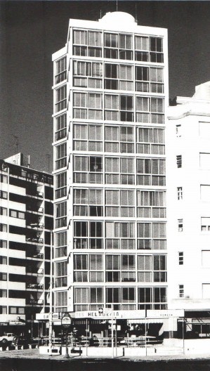 Luis García Pardo e Adolfo Sommer Smith, Edifício El Pilar, Montevidéu, 1957. Vista da praia