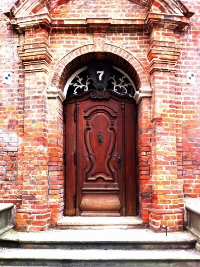 Porta no centro histórico da cidade de Lüneburg, Alemanha
