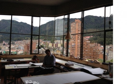 Ex-curador-chefe de Arquitetura e Design do MoMA, Barry Bergdoll, sentado na Fundación Rogelio Salmona, Bogotá, Colômbia, 2014