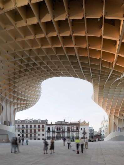 Metropol Parasol, cobertura sobre a Plaza de La Encarnación, Sevilha. J. Mayer H. Architects, 2004