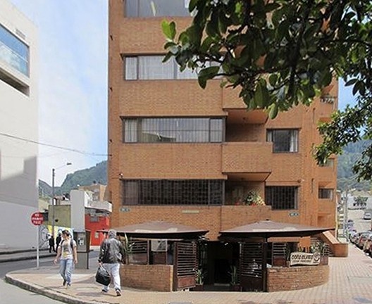 Torres Del Parque, térreo do edifício com comércio. Arquiteto Rogelio Salmona