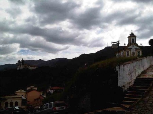 Paisagem urbana ao anoitecer, Ouro Preto