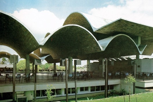 Ao acesso ao CTEM do Sesi Barra do Ceará, imagem publicada no livro Arquiteturas no Brasil / Anos 1980, organizado por Hugo Segawa