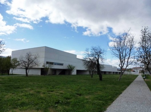 Museu de Arte Contemporânea Nadir Afonso, acesso avenida Dr. Mário Soares, Chaves, Portugal, 2015. Arquiteto Álvaro Siza