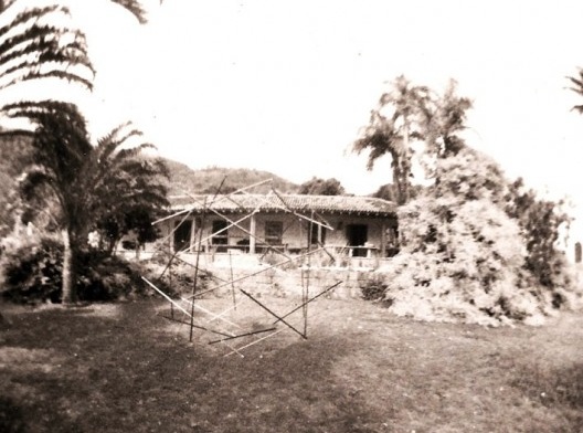 Escultura tensegrity de icosaedro concebida por Buckmister Fuller, protótipo executado por Roberio Dias no Sítio Santo Antônio da Bica, de Roberto Burle Marx, 9 ago. 1980