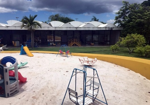 Acessibilidade: rampa terapêutica na área externa de reabilitação do pavilhão infantil