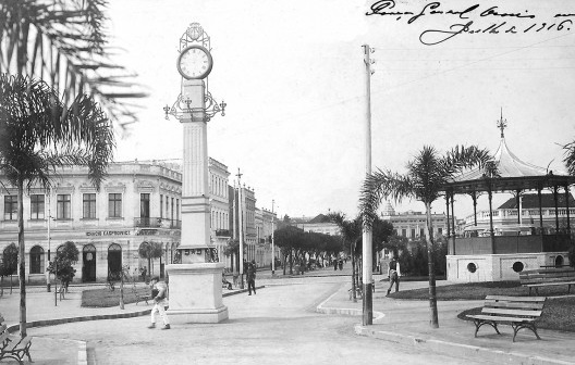 Vista parcial da praça Osório, em 1916, destacando a remodelação realizada na gestão de Candido de Abreu, com novo paisagismo, além de equipamentos e mobiliário importados da Europa (relógio, coreto e bancos)