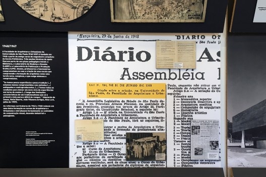 Exposição FAU 70 anos, recorte de jornal com Lei n. 104, de 21 de junho de 1948, que cria a FAU USP